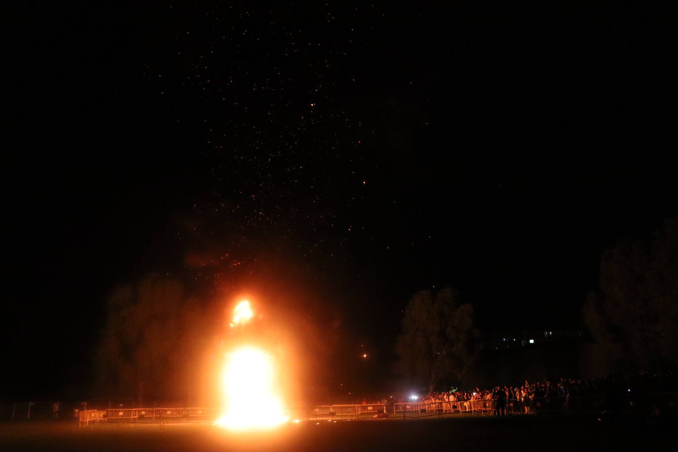 Arde la hoguera de San Juan en León