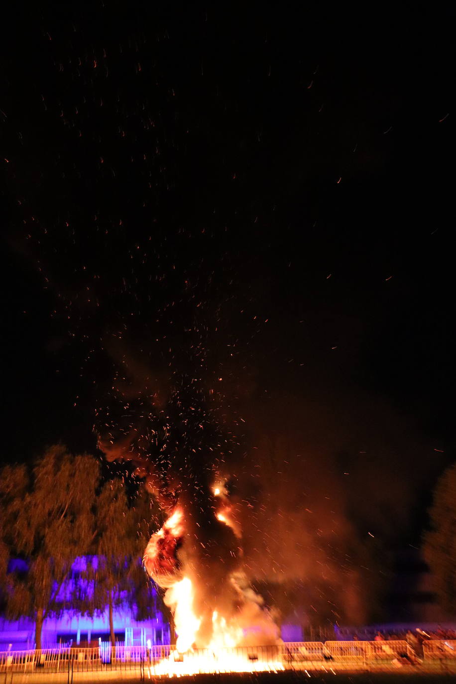 Arde la hoguera de San Juan en León