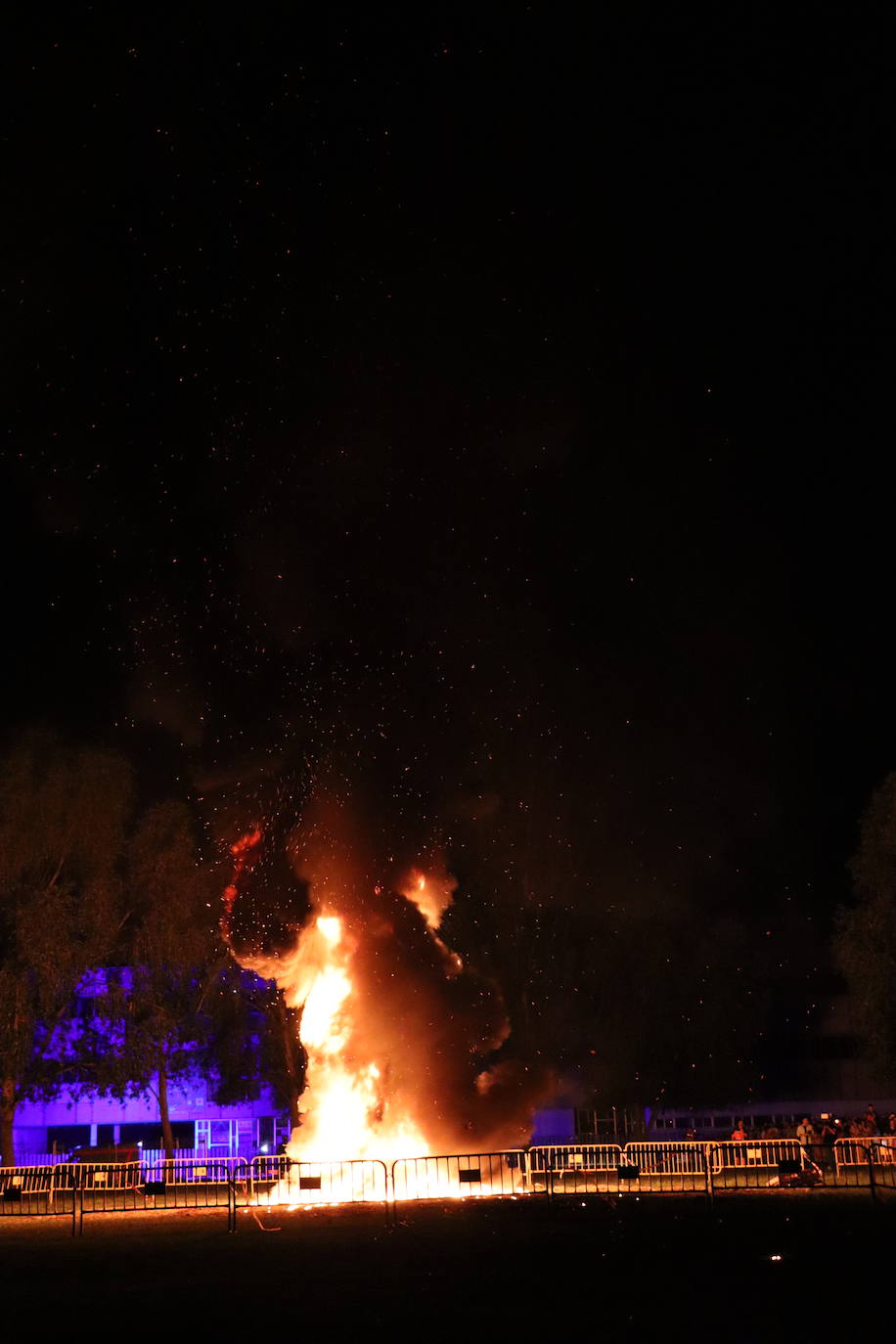 Arde la hoguera de San Juan en León