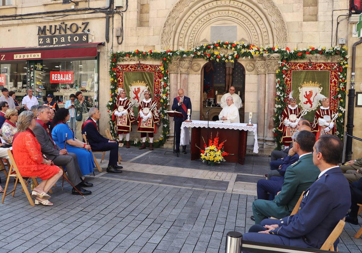 Misa en honor de San Juan en la calle Ancha.