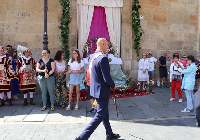 El alcalde de León acude al altar de San Juan.