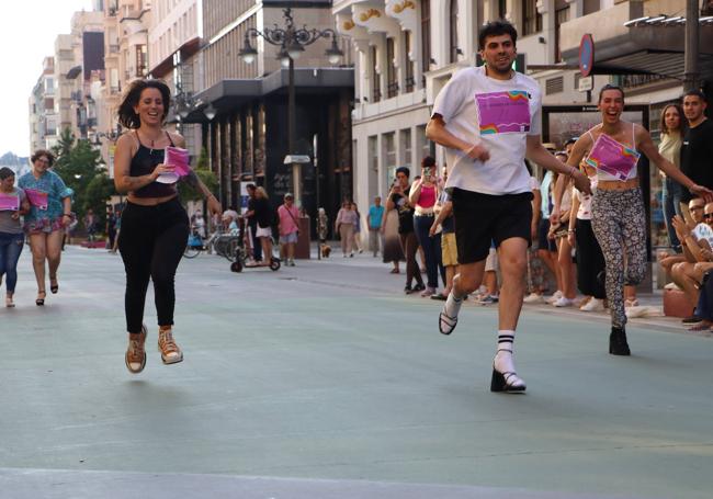 Un instante de la carrera de tacones de León.