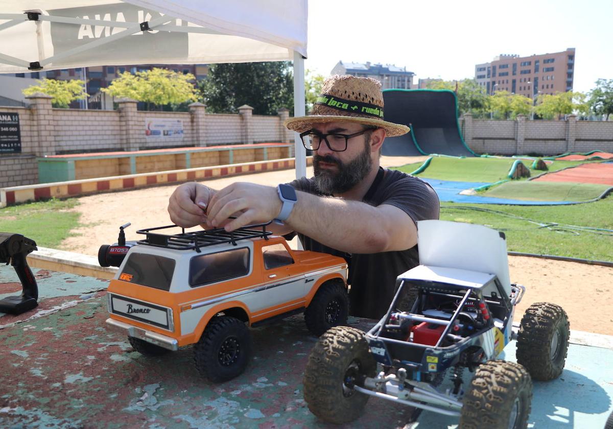 La Asociación 'Rueda Loca Arena' celebra una exhibición de coches radiocontrol junto al Pabellón de Huérfanos Ferroviarios de León.