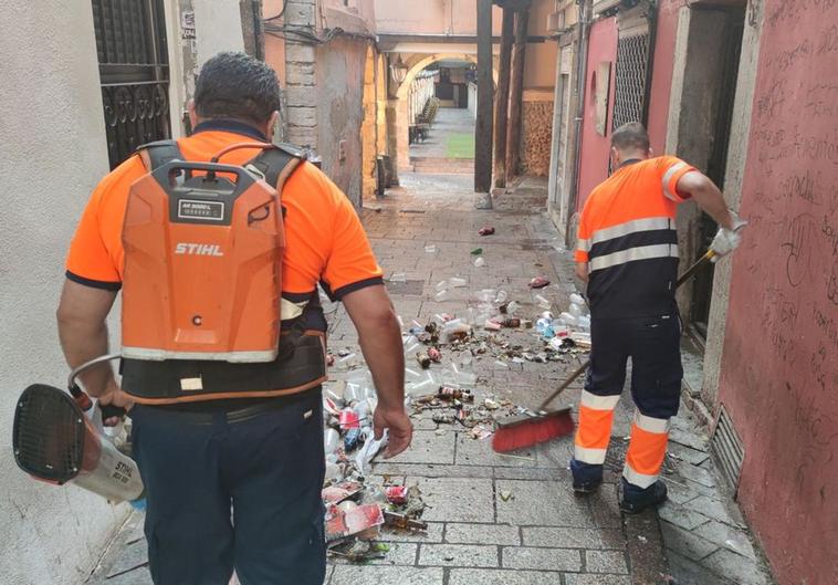 Las máquinas limpiadoras y los trabajadores del servicio municipal se afanaron toda la noche para retirar la basura.