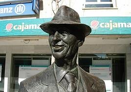 Estatua de Conrado Blanco en La Bañeza.