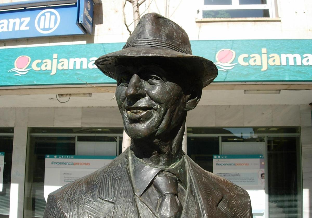 Estatua de Conrado Blanco en La Bañeza.