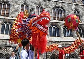 La danza del dragón llegó a las puertas de la Casa Botines, en León capital.