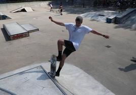 Decenas de patinadores se acercaron al 'skatepark' para participar en el 'Go Skateboarding Day de León'.