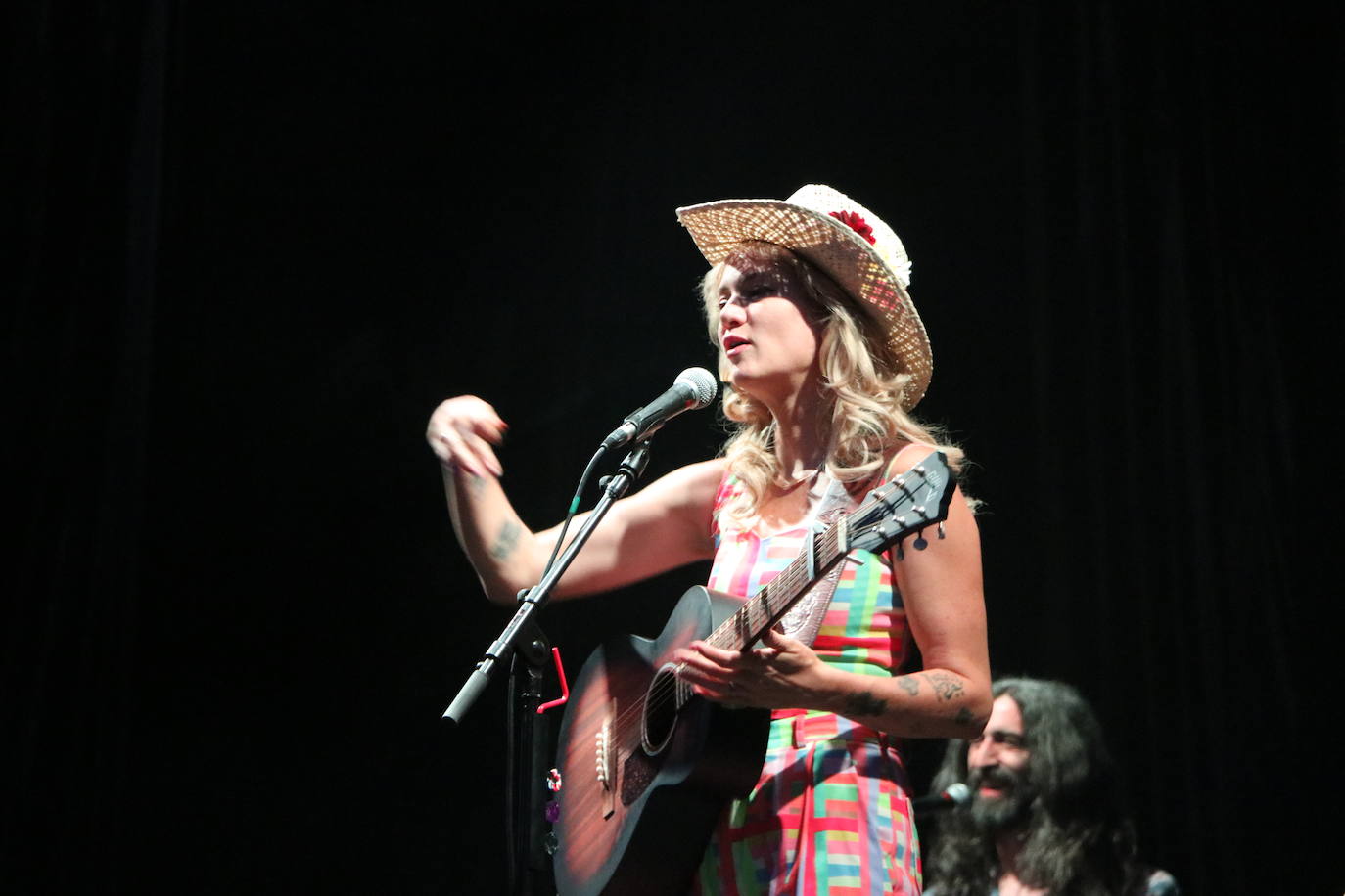 Nikki Lane derrocha talento country en León