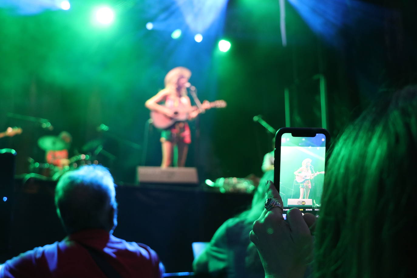 Nikki Lane derrocha talento country en León