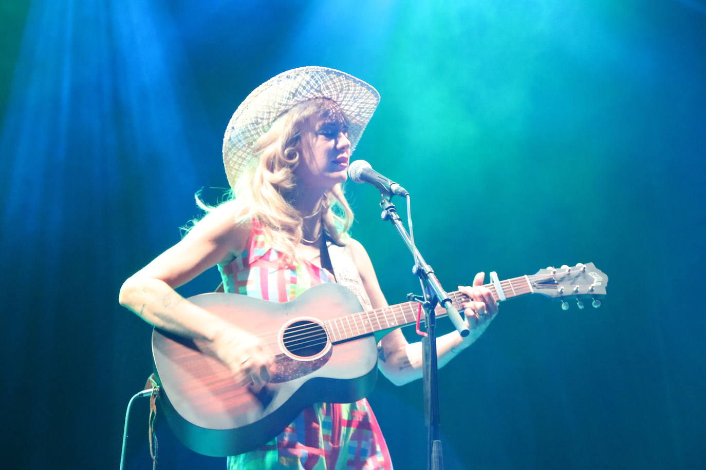 Nikki Lane derrocha talento country en León