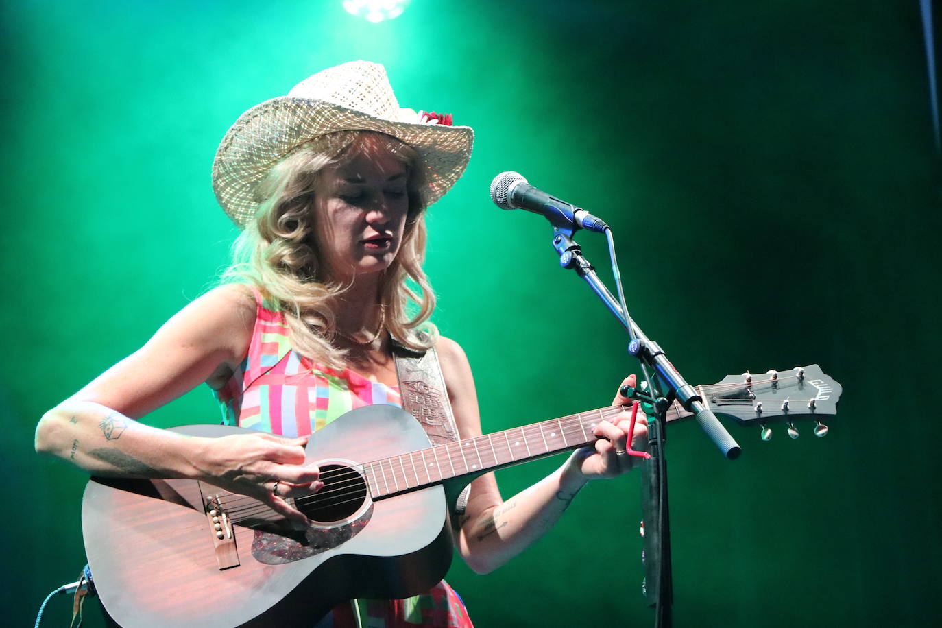 Nikki Lane derrocha talento country en León