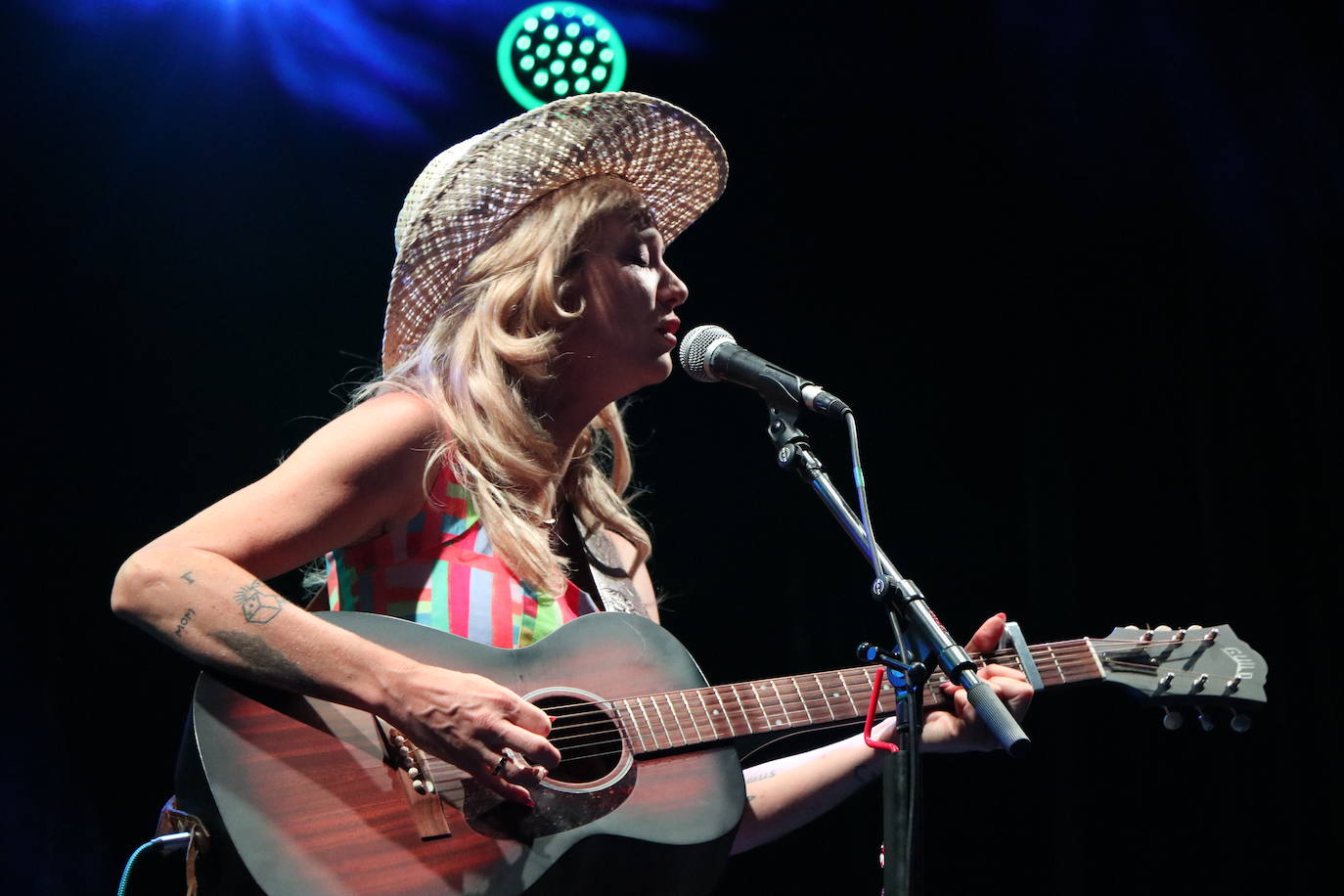 Nikki Lane derrocha talento country en León