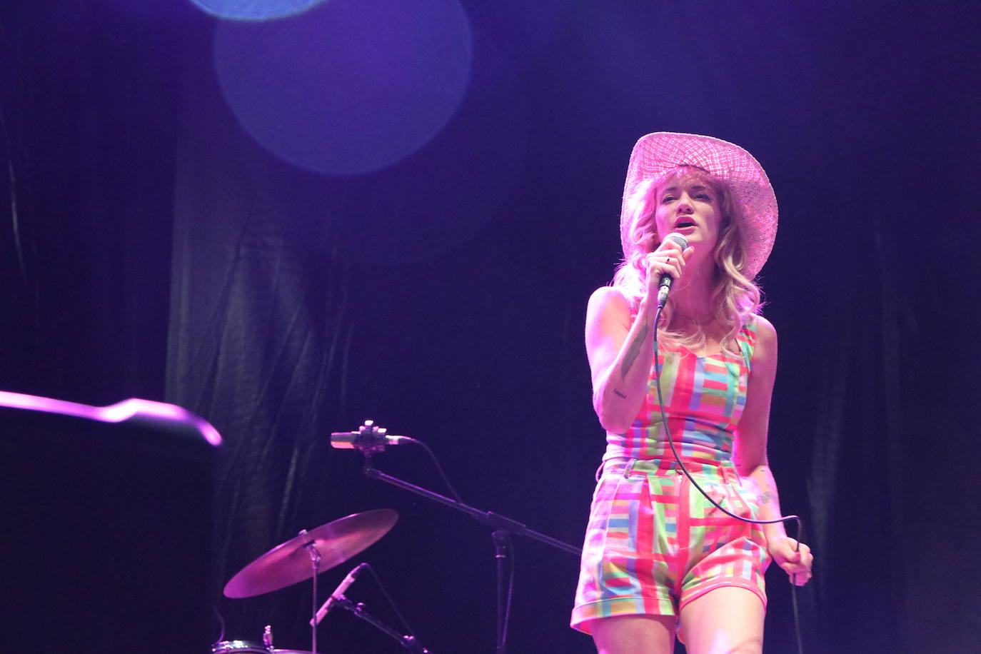 Nikki Lane derrocha talento country en León