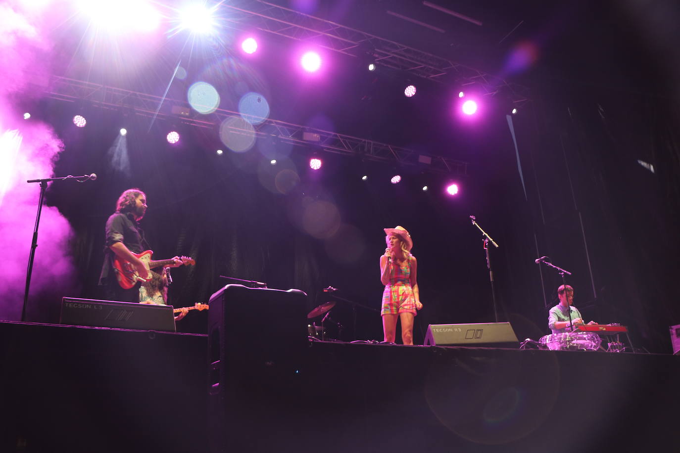 Nikki Lane derrocha talento country en León