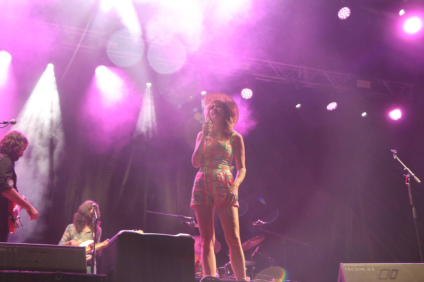 Nikki Lane derrocha talento country en León