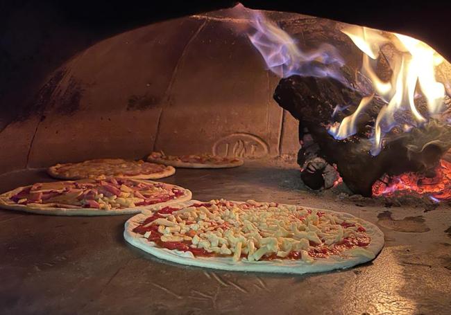 Todas las pizzas y lasañas de Paolo La Pizzería se hacen en horno de leña.