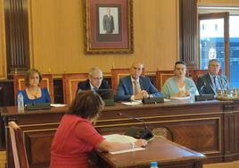 Pleno extraordinario en el Ayuntamiento de León para la elección de mesas electorales.