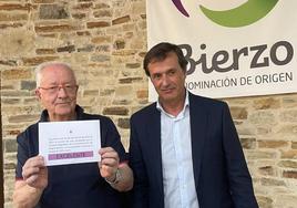 José Peñín muestra la calificación de la añada de 2022 junto al presidente de la DO Bierzo, Adelino Pérez.