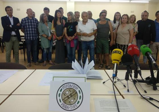 Prada a Tope junto a los representantes de los colectivos que rechazan los macroproyectos solares y fotovoltaicos en El Bierzo.