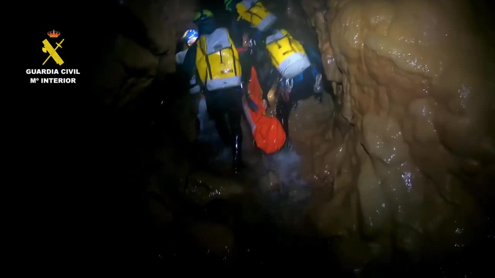 La Guardia Civil participa en el rescate de dos espeleólogos accidentados en la cueva de Valporquero