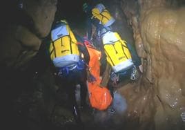 Proceso de rescate del GREIM al espeleólogo fallecido en la Cueva de Valporquero.