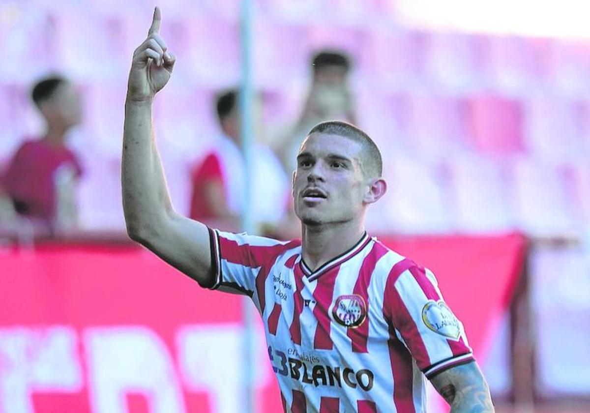 Santi Samanes celebra un gol con la SD Logroñés.