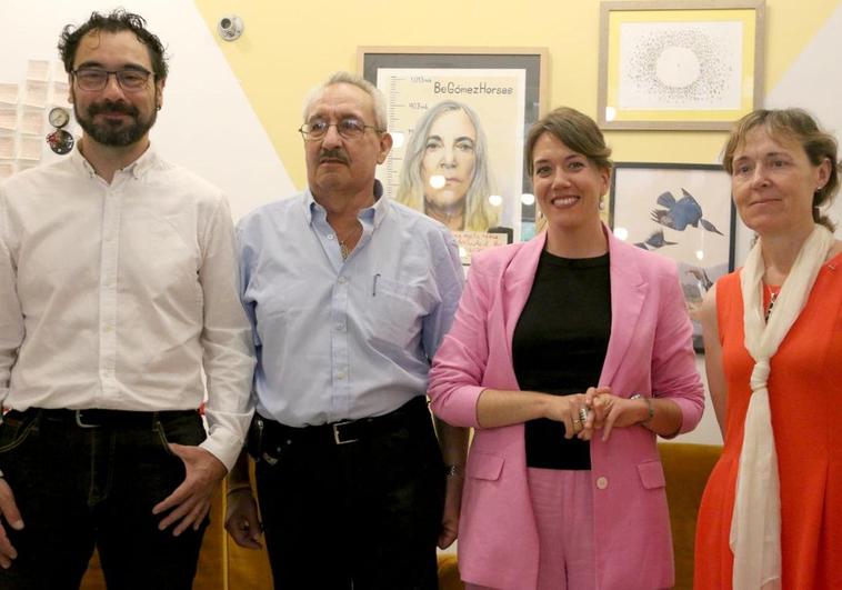 Violeta Serrano (2D), cabeza de lista de Sumar por León, junto a sus compañeros de candidatura al Congreso y al Senado en la presentación de dichas listas en la cafetería-librería Sputnik de León.