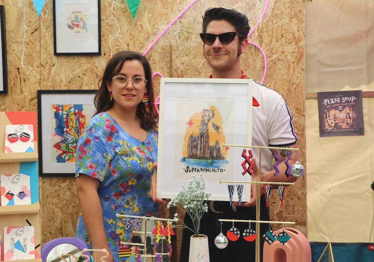 Sonia García y Javier Corroto que frecen un concierto con este miércoles con Fizzy Soup posan en su tienda, en la que ver las creaciones de 'Me Sangran los Ojos' y 'Fem Fetén'.