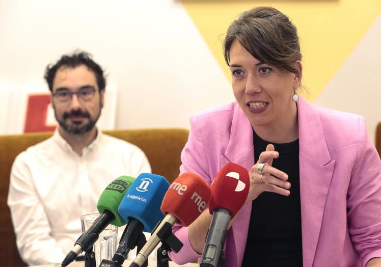 La cabeza de lista del Congreso de los Diputados en León por Sumar, Violeta Serrano, presenta las candidaturas al Congreso y al Senado de la formación.