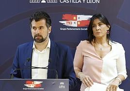 El portavoz del Grupo Socialista en las Cortes de Castilla y León y secretario general del PSOECyL, Luis Tudanca, y la vicepresidenta de las Cortes y procuradora socialista por Zamora, Ana Sánchez, analizan el sistema para poder formular preguntas al Ejecutivo autonómico en el Pleno de las Cortes