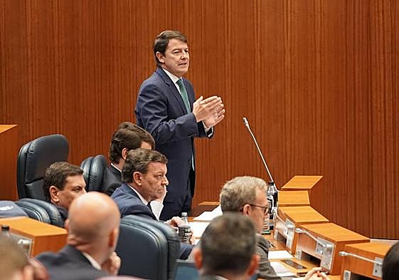 Alfonso Fernández Mañueco en una de las intervenciones en las Cortes.
