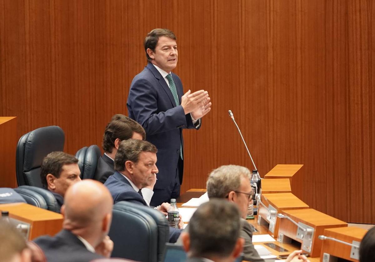 Alfonso Fernández Mañueco en una de las intervenciones en las Cortes.