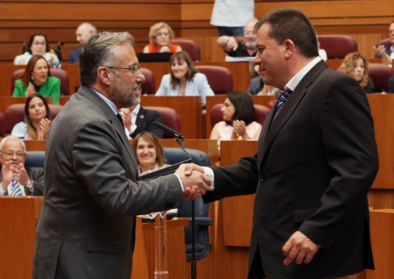 Antonio Mendoza saluda al presidente de las Cortes, el también leonés Carlos Pollán.