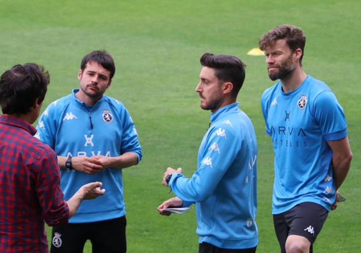 Israel Martínez, segundo por la derecha, dirige el entrenamiento de la Cultural y Deportiva Leonesa en el Reino de León