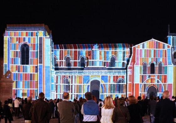 Los mejores planes para disfrutar del fin de semana en León, como asistir a la iluminación artística de la fachada de San Isidoro.