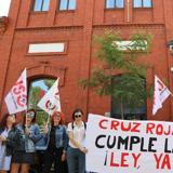 Los trabajadores de Cruz Roja León salen a la calle para exigir la aplicación de la ley laboral