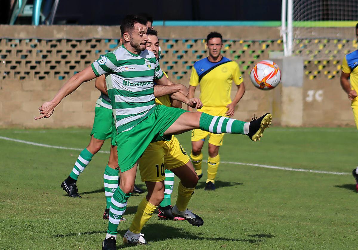 Álex Matos, en un partido con La Virgen.