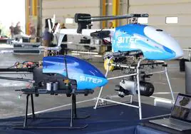 Diferentes drones expuestos en el hangar de la Unidad Militar de Emergencias, en la base Conde de Gazola.