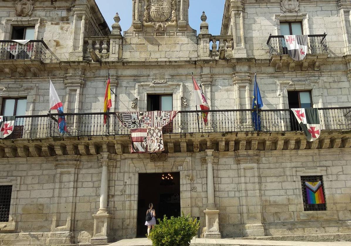 Ponferrada no descuelga la bandera arcoiris en el Ayuntamiento en el Día  del Orgullo | leonoticias.com