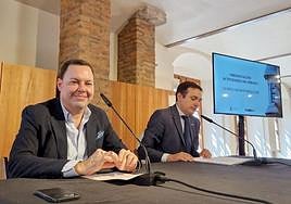 José María Viejo del Pozo, director general de FUNDOS y Raúl Fernández Sobrino, director del Museo Casa Botines Gaudí durante la presentación del programación de actividades culturales para los meses de julio y agosto.
