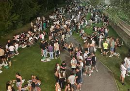 Botellón a orillas del Bernesga durante la noche de San Pedro.