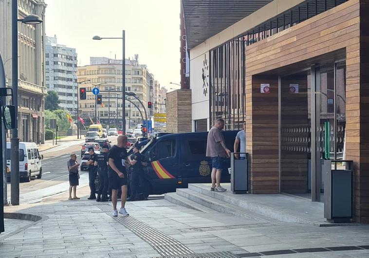 Despliegue de seguridad de la Policía Nacional en las inmediaciones de la estación de trenes.