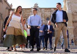 . El secretario para la Reforma Constitucional y Nuevos Derechos del Partido Socialista y ministro de la Presidencia, Félix Bolaños, con el secretario provincial socialista, Alfonso Cendón y la secretaria de organización del PSOE de León, Nuria Rubio.