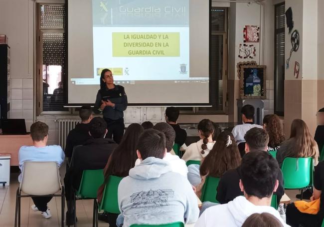 Charla sobre igualdad en una aula leonesa.