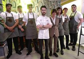 Samuel Naveira junto al equipo de CO-DO, su nuevo proyecto que abre sus puertas este viernes en la calle del Reloj de Ponferrada.