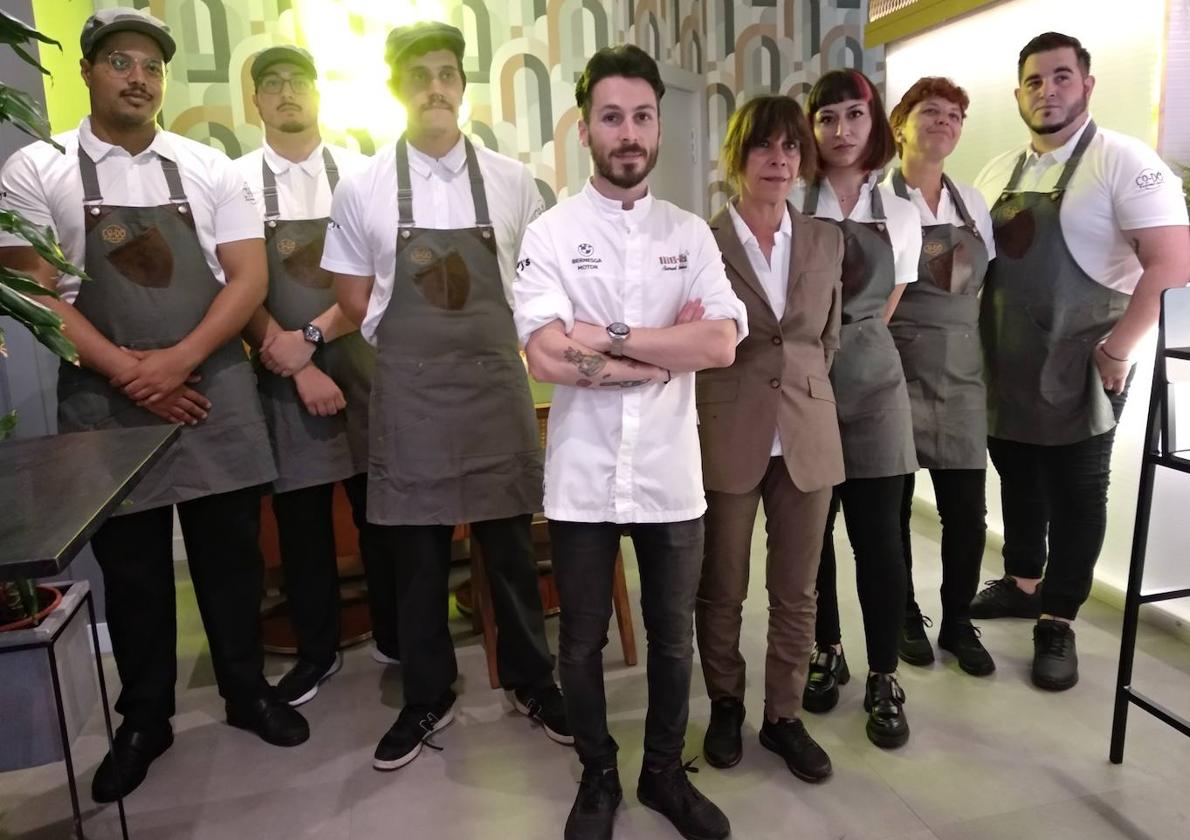 Samuel Naveira junto al equipo de CO-DO, su nuevo proyecto que abre sus puertas este viernes en la calle del Reloj de Ponferrada.