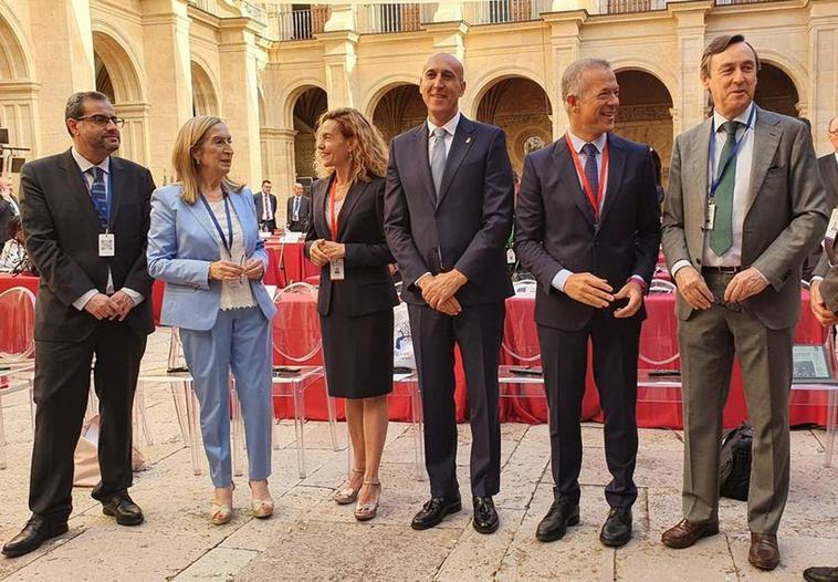 Meritxell Batet y Ander Gil junto a otros representantes en el Claustro de San Isidoro.