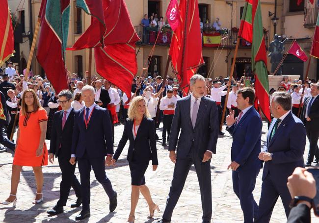 Los pendones leoneses en alto reciben a Felipe VI en León.