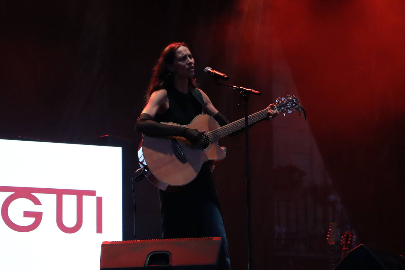 El Langui y Brisa Fenoy ponen el broche a San Juan y San Pedro